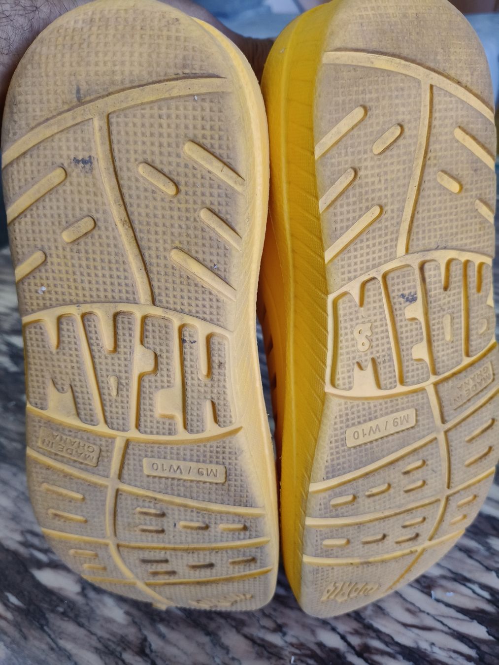 Scarpe da uomo: Yellow clogs size M9/W10 used condition – Usato da Zürich venduto da sha_vw65 3