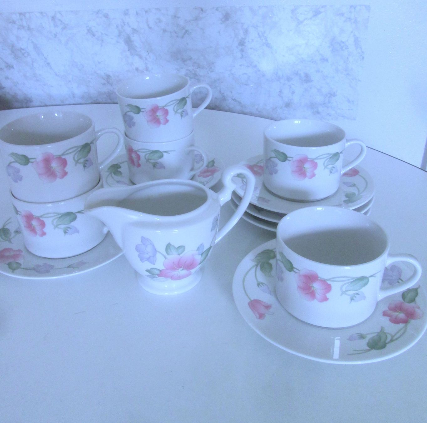 Tazze: 6 Tee- oder Kaffeetassen + Milchkännchen – Usato da Sementina venduto da babucia
