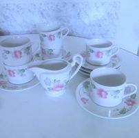 6 Tee- oder Kaffeetassen + Milchkännchen