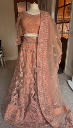 Indische Lehenga, Rosa und mit Strasssteinen besetzt