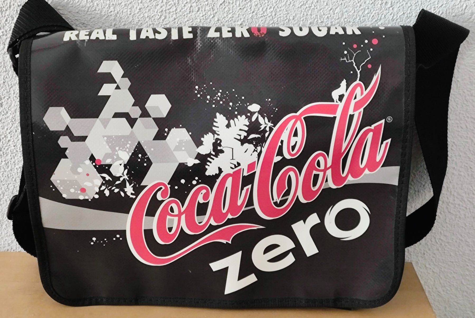 Coca-Cola Taschen: Coca-Cola ZERO Umhängetasche – Neu (gemäss Beschreibung) aus Pfäffikon ZH von Colacity