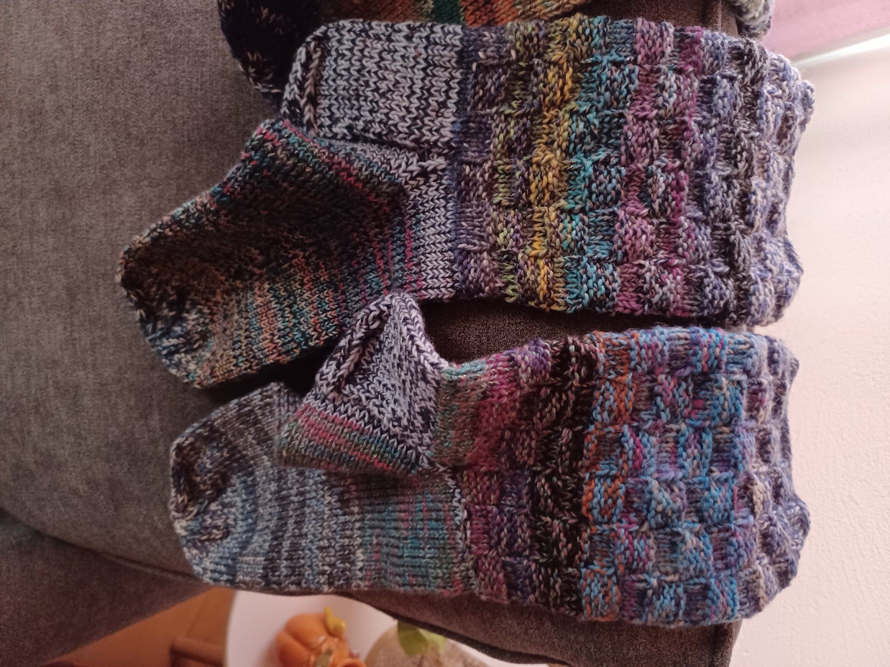 Calze: Handgestrickte Bettsocken oder Hüttenfinken  Blau bunt – Nuovo (secondo la descrizione) da Boswil venduto da Joli2222 2