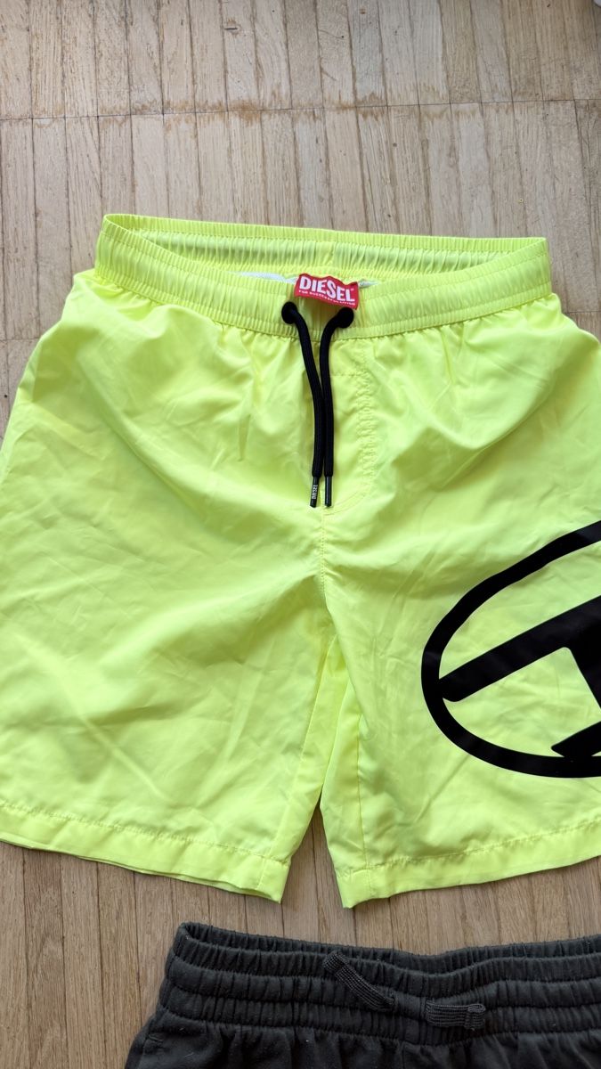 Diesel Lotti di vestiti: Lots de 3 Shorts - Diesel taille 10 ans – Usato da Meyrin venduto da Pretty2000 1