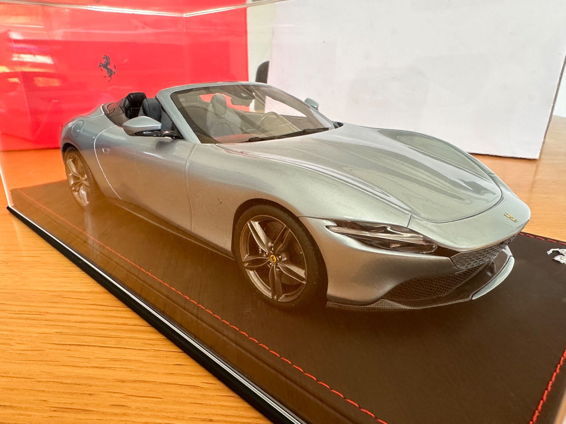 Ferrari Modellautos: Ferrari Roma Spider Grey alloy 1/18 – Neu und originalverpackt aus Stein AR von Krabbe2 5