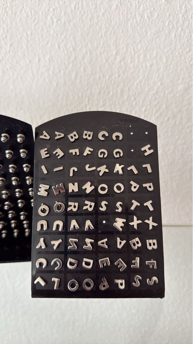 Orecchini pendenti & Orecchini a lobo: Silberne Buchstaben Ohrstecker – Nuovo e nell'imballaggio originale da Bern venduto da Marym