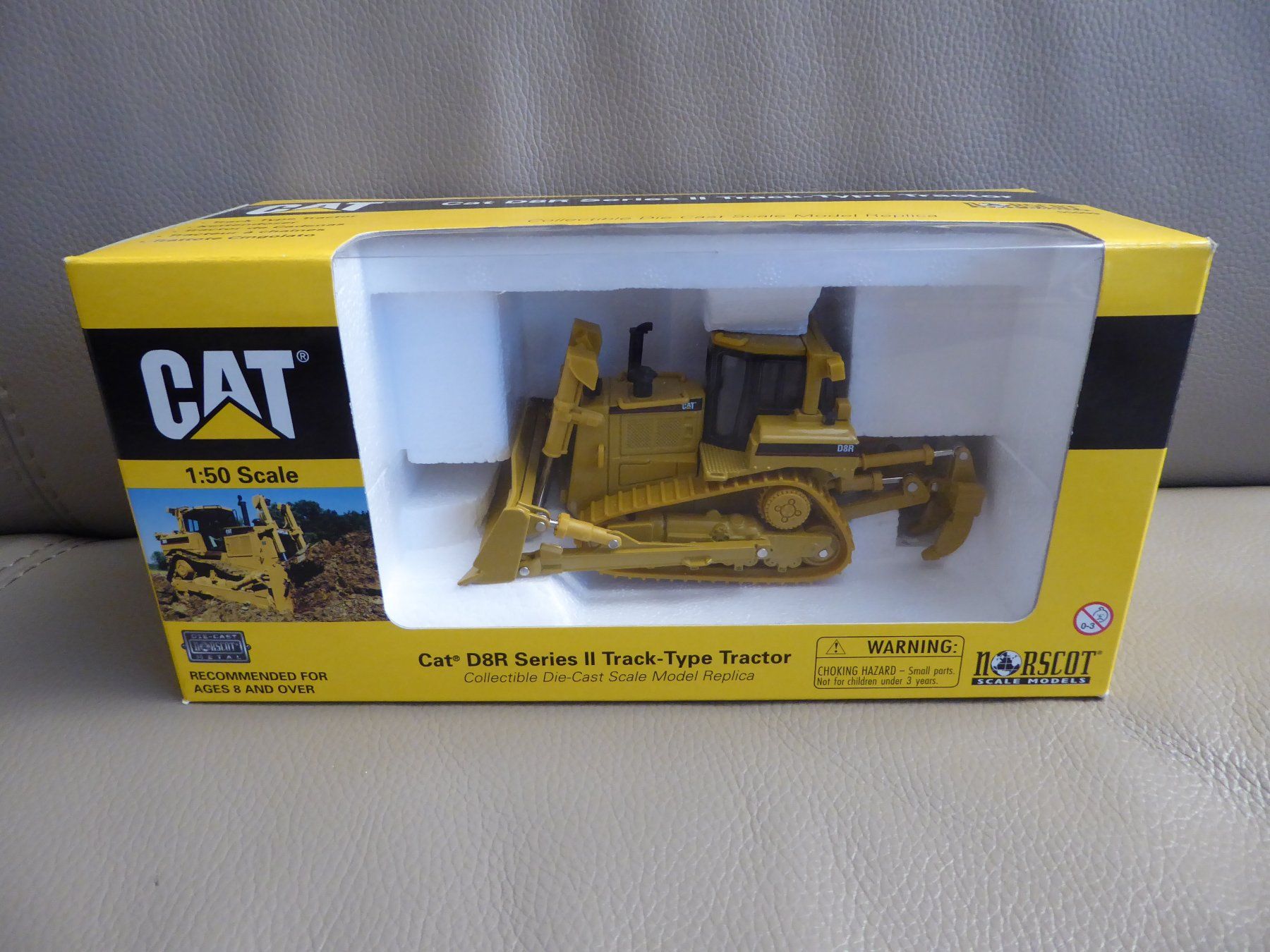 Caterpillar Escavatori: Kettendozer CAT D8R Tractor 1:50 – Nuovo (secondo la descrizione) da Hettlingen venduto da Zambole 4