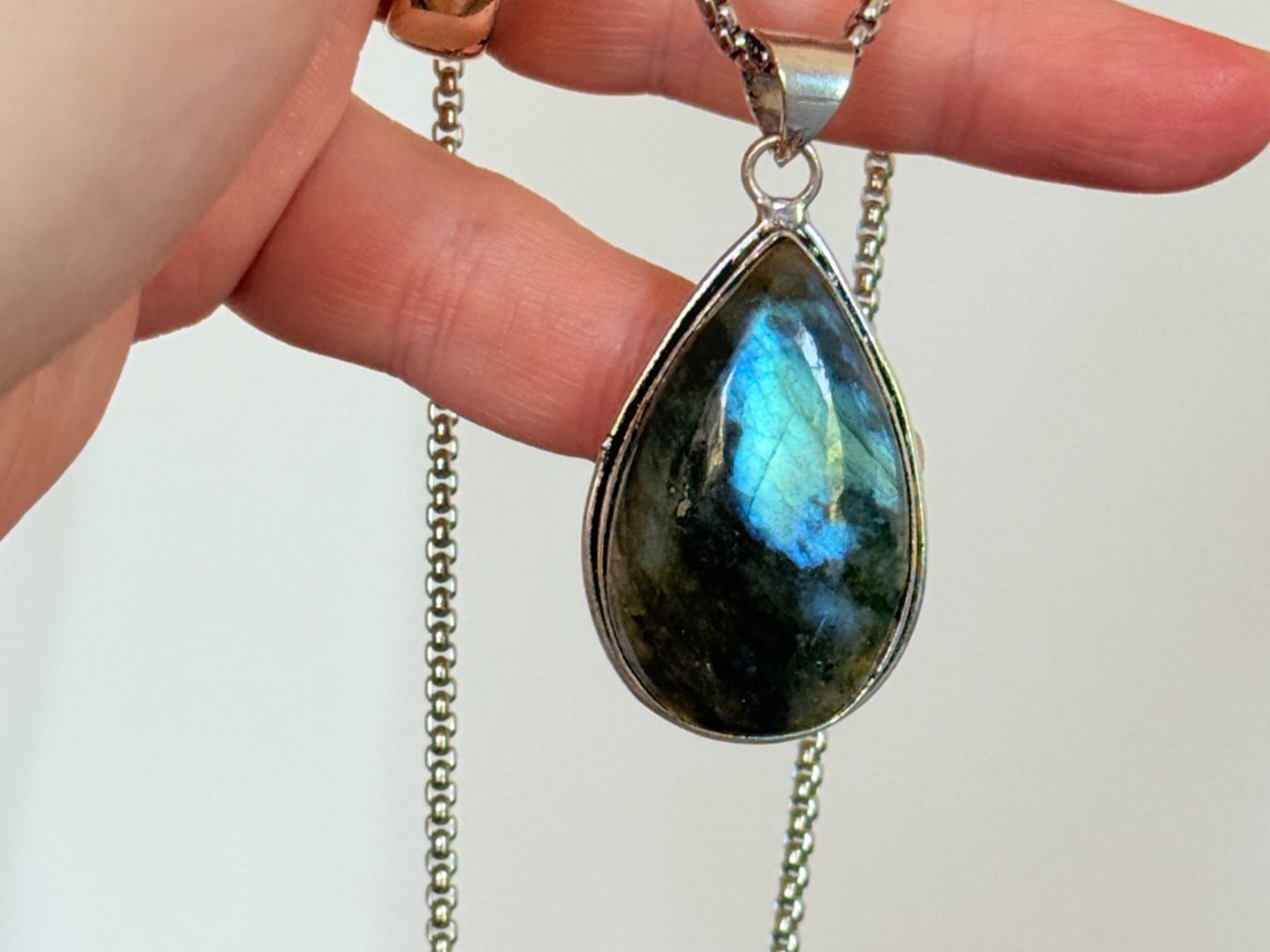 Catenine: Superbe pendentif Labradorite & chaîne – Nuovo e nell'imballaggio originale da Genève venduto da AWWA