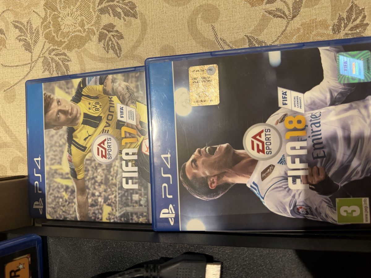 Sony Consoles: Bundle PlayStation 4 con giochi e controller PS4 – D'occasion à S. Antonino par sam_ymj6 2