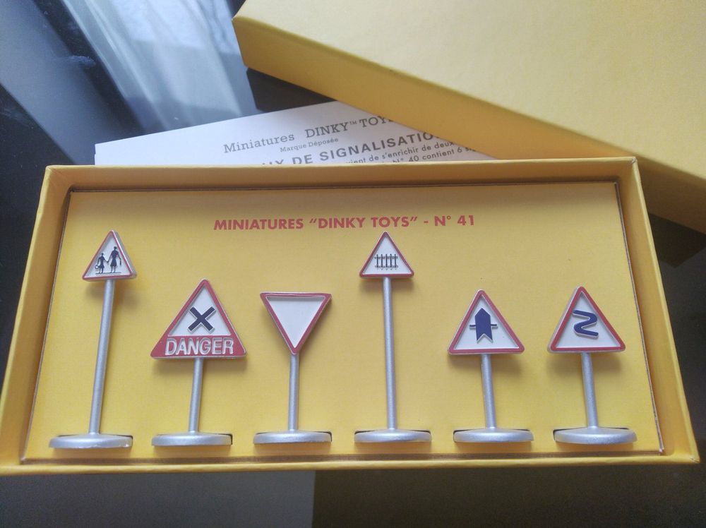 Lot Dinky Toys Atlas - Voitures Et Panneaux De Signalisation - Neuf Sous Film