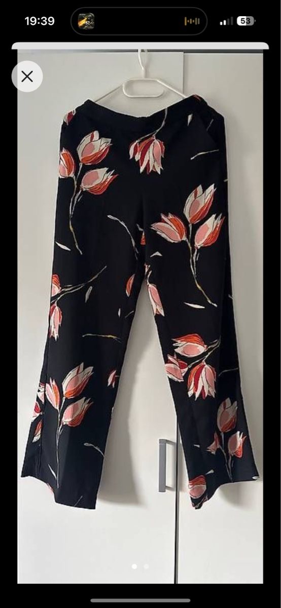 Pantaloni: Schwarze Sommerhose mit Blumenmuster, Grösse 38 – Usato da Sargans venduto da dia_xw6j