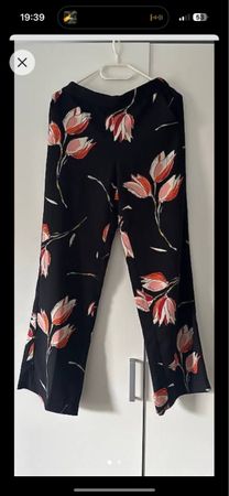 Schwarze Sommerhose mit Blumenmuster, Grösse 38