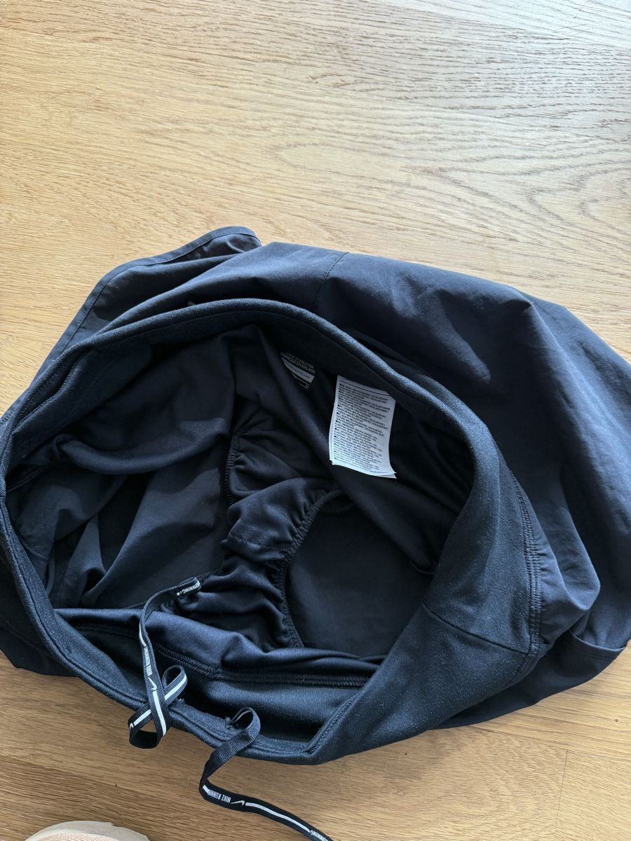 Nike Pantaloni: Nike Kurze Sport Hose – Usato da Luzern venduto da Itsclaire 1
