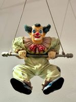 Wunderschöner grosser Clown am Trapez schaukelnd Jun Asilo