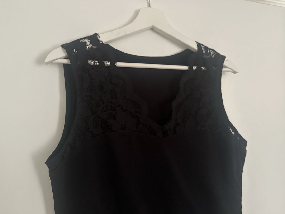 H&M Tops: TOP mit Spitzen Details. Gr. 40/42 – D'occasion à Flawil par mar_9chb 1