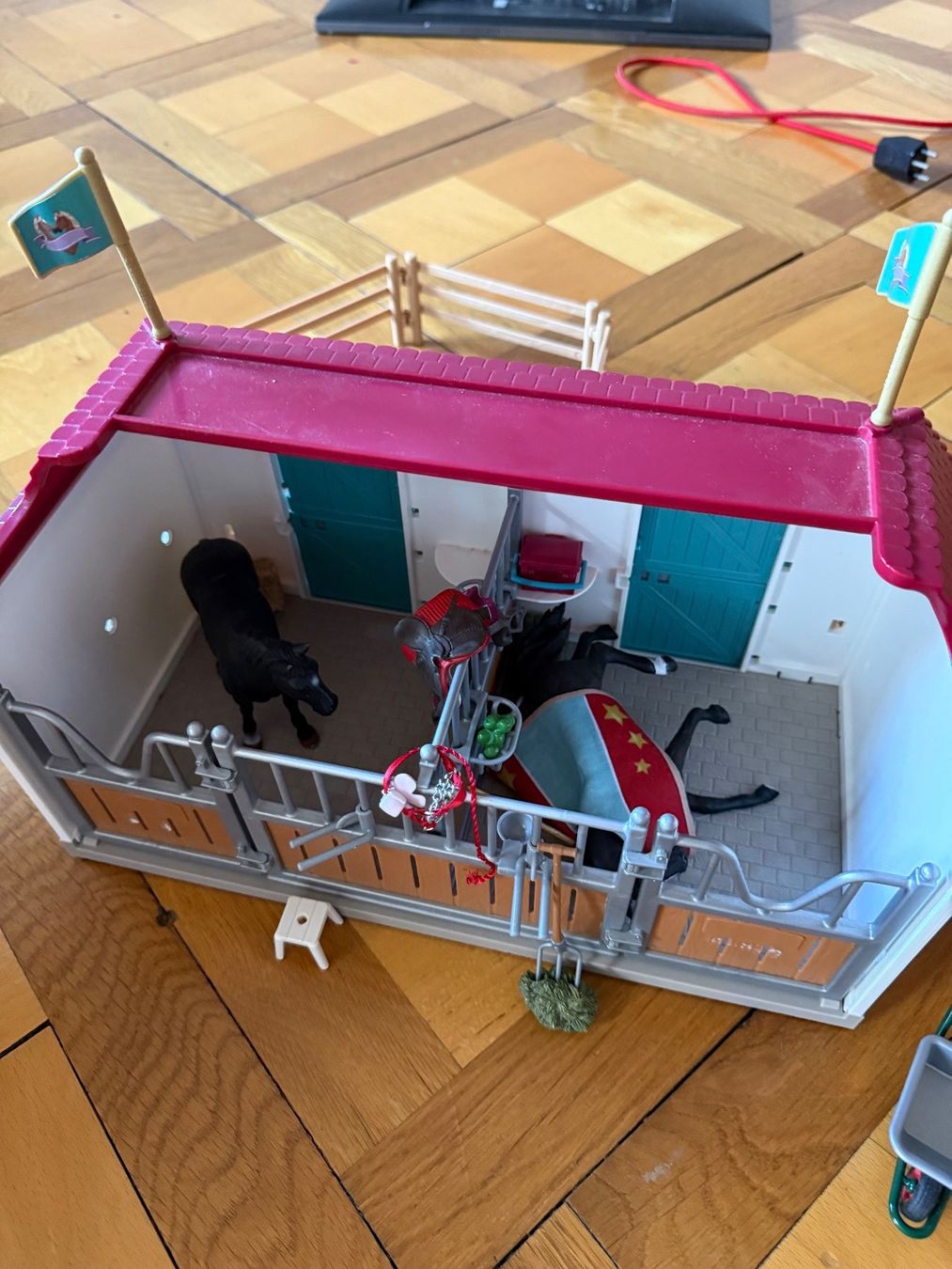 Schleich Spielzeuge: Schleich Haus mit Stall – Gebraucht aus ZÜRICH von Soraone1 1