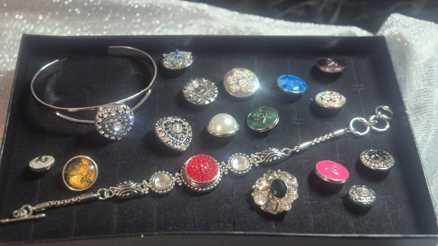 Bracciali & Braccialetti: 2 bracciali con bottone intercambiabile – Nuovo (secondo la descrizione) da Giubiasco venduto da Stefaniav