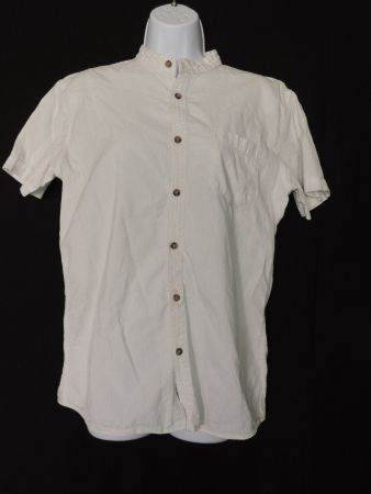 chemise blanche avec léger relief