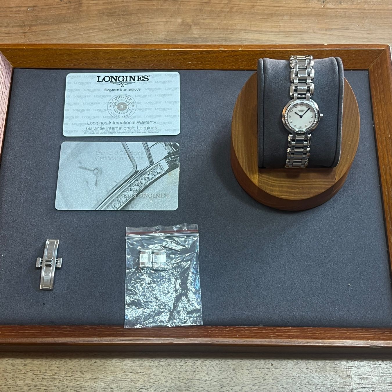 Longines Orologi: Longines PrimaLuna Quartz Diamonds L8.109.0.87.6 – Usato da Carouge GE venduto da Watchaser 8