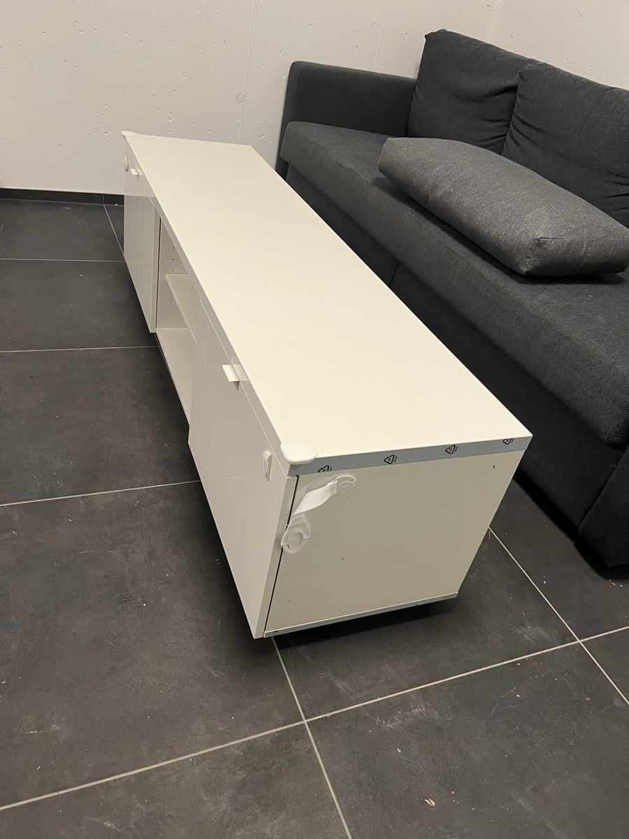 Ikea Mobili TV: IKEA BYAS - White TV Stand / Lowboard With Storage Space – Usato da Arlesheim venduto da Sahil_S13 1
