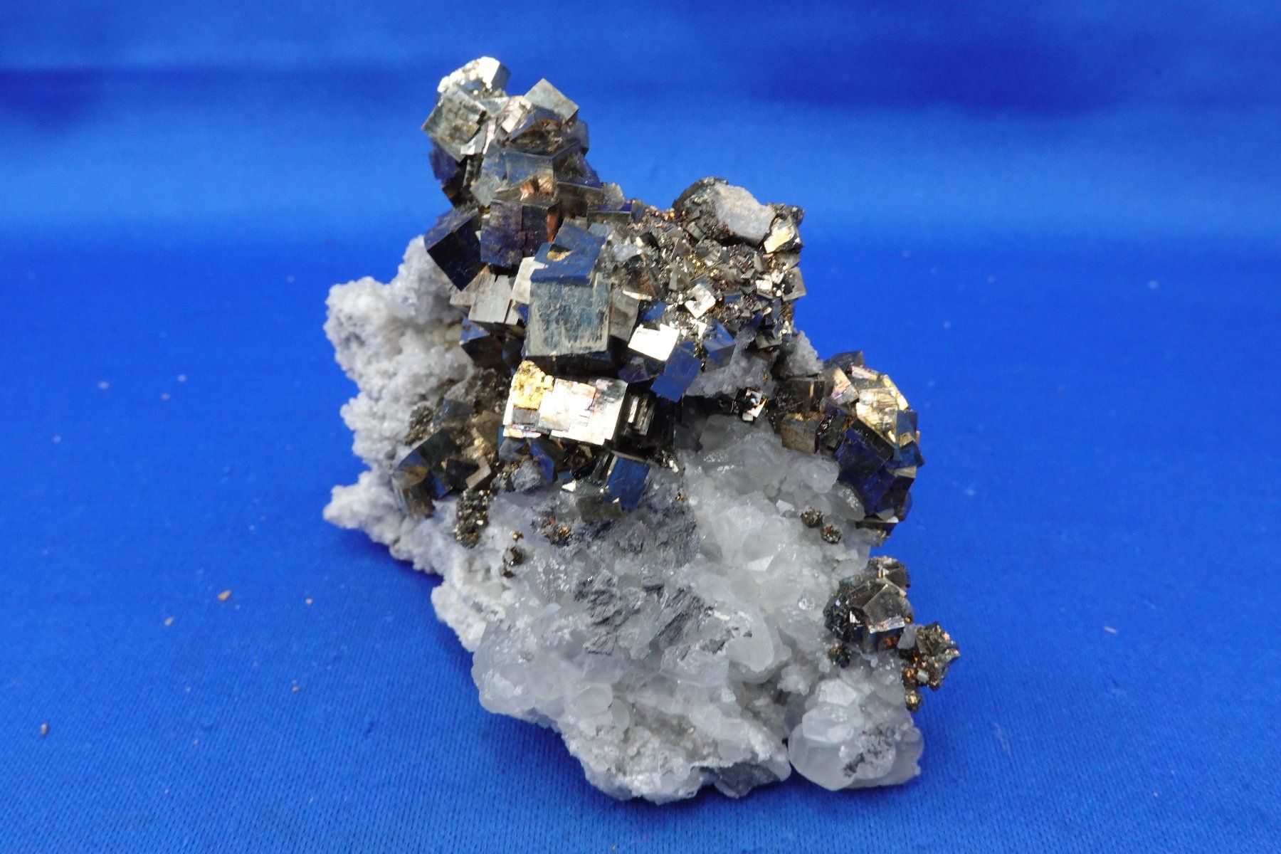 Minerali & Pietre curative: Pyrit auf Calcit (UV) – Usato da Schinznach Bad venduto da Demerald 3