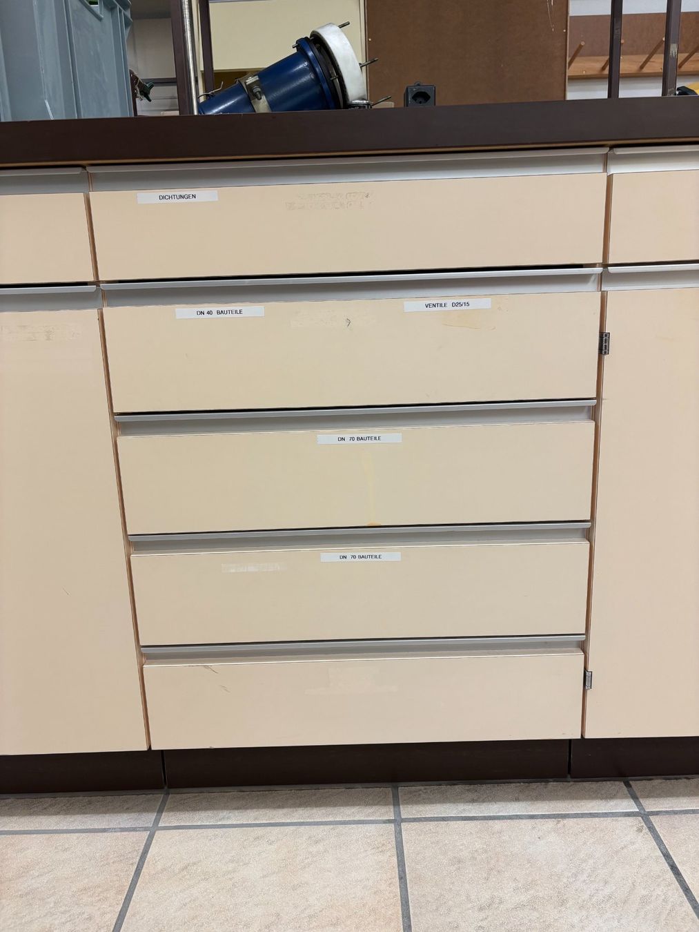 Schränke: Labormöbel/Werkstattmöbel/Ladenmöbel – Gebraucht aus Lauwil von Tanner13 3