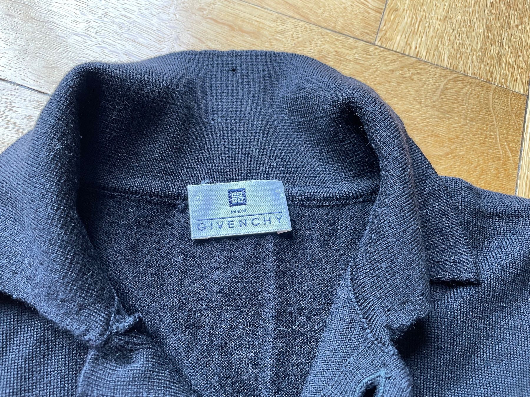 Givenchy Maglioni & Felpe: Pull laine Givenchy Men, vintage – Difettoso da Lausanne venduto da Elpi2014 2