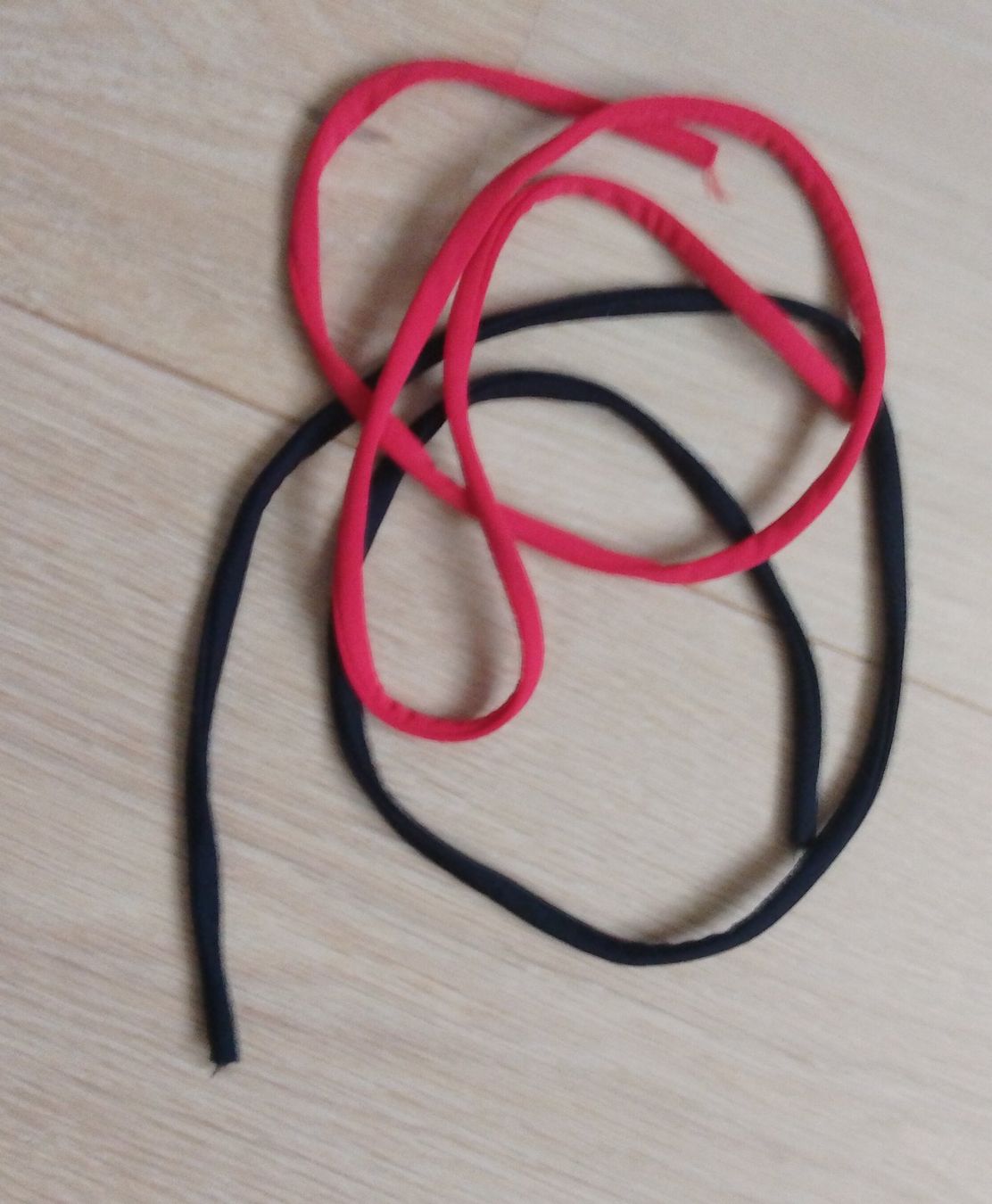 Altro in Bricolage: Elastikbänder rot und schwarz 5 mm dick ca. je 75 cm Lang – Usato da Wohlen AG venduto da salamanderspielwaren