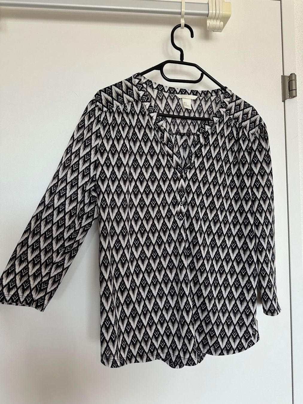 H&M Camicette: Damenbluse gemustert - M - wie NEU! – Nuovo (secondo la descrizione) da Pfäffikon SZ venduto da ansyyy