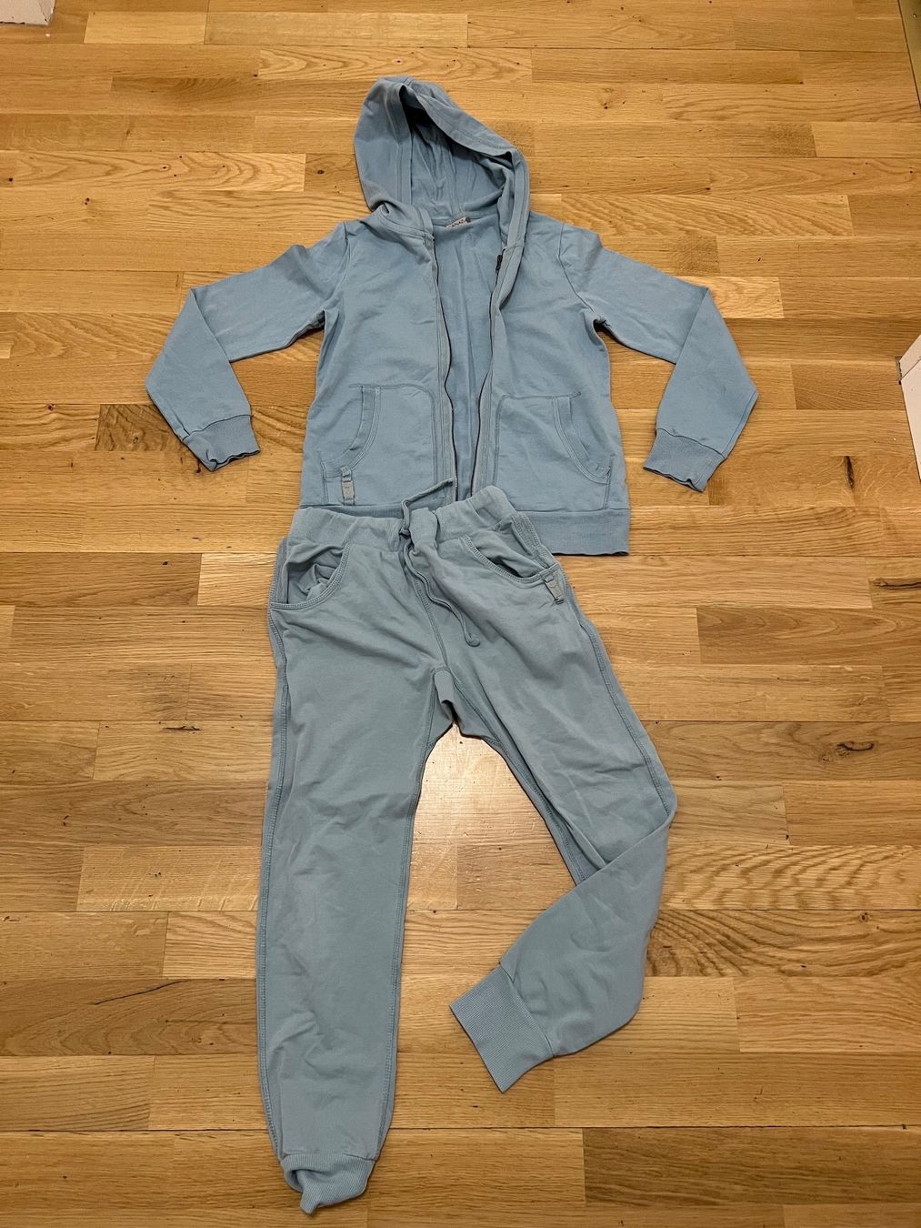 Kleiderpakete & -sets: Sport Training Set Top Jacke Jogging Hose Gr 10J – Gebraucht aus Ebmatingen von dartim