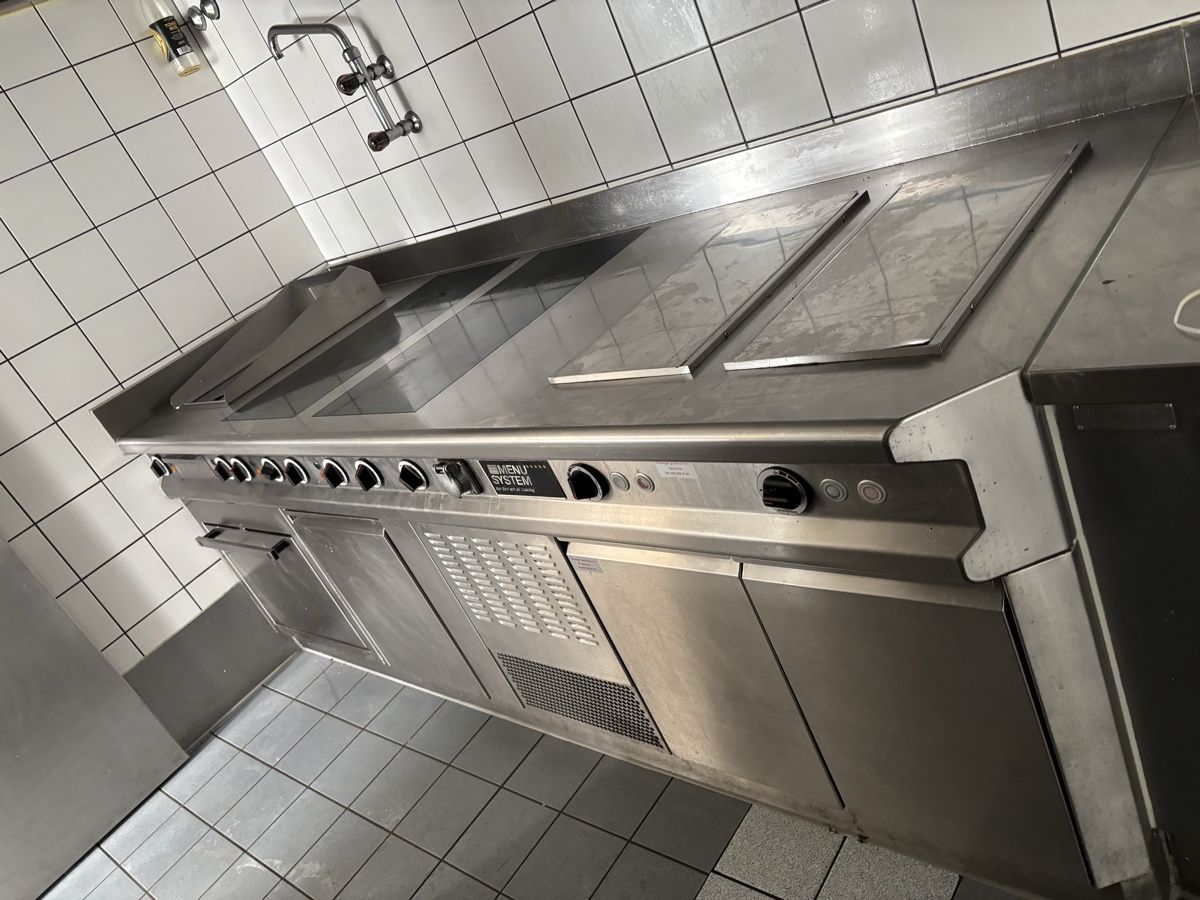 Komplettküchen: 4 Induktionsplatten, Grill und Doppelfriteuse Menü System – Gebraucht aus Dietikon von dia_y8y5 2