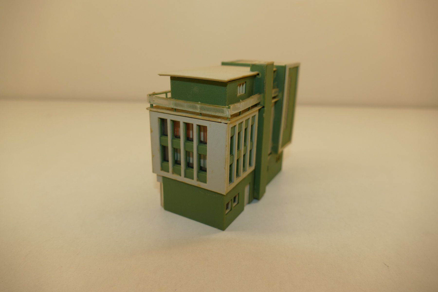 Vollmer Modelleisenbahnen: Vollmer N: Stadthaus mit Bank – Gebraucht aus Niederhasli von rail-duerst 3