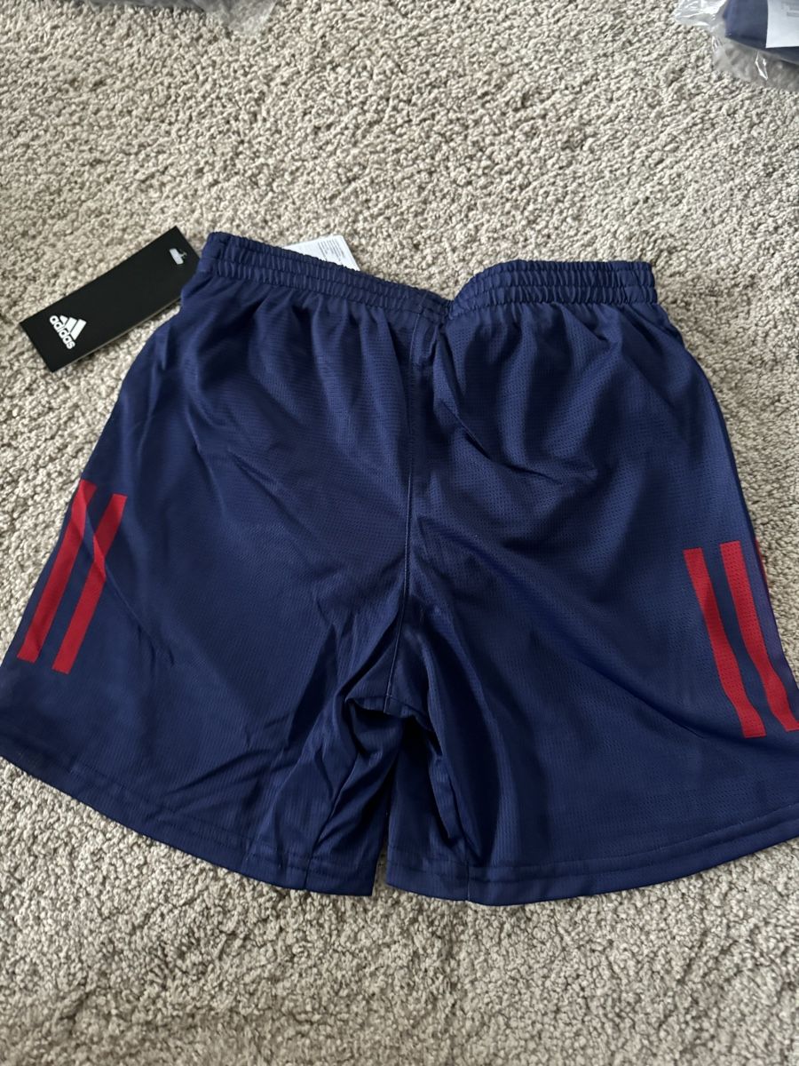 Adidas Hosen: Adidas Shorts Gr 176 neu – Neu und originalverpackt aus Oberweningen von Jogi2 1