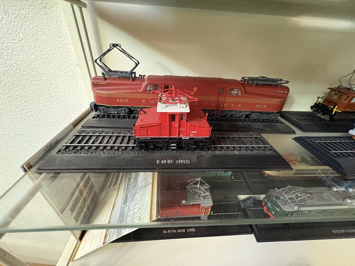 Kit di modellismo & Modellini statici: 16 Stk E-Loks Modelle mit Glasvitrine, Editions Atlas – Nuovo e nell'imballaggio originale da Wohlen AG venduto da Eschiedsrichter 7