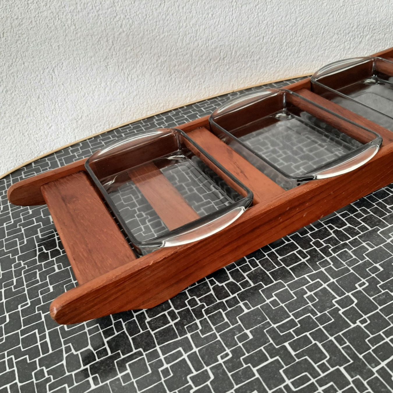 Holmegaard Servierplatten: Mid Century 60er Digsmed Teak Tablett Holmegaard Rauchglas – Gebraucht aus Erschwil von Karabella 1