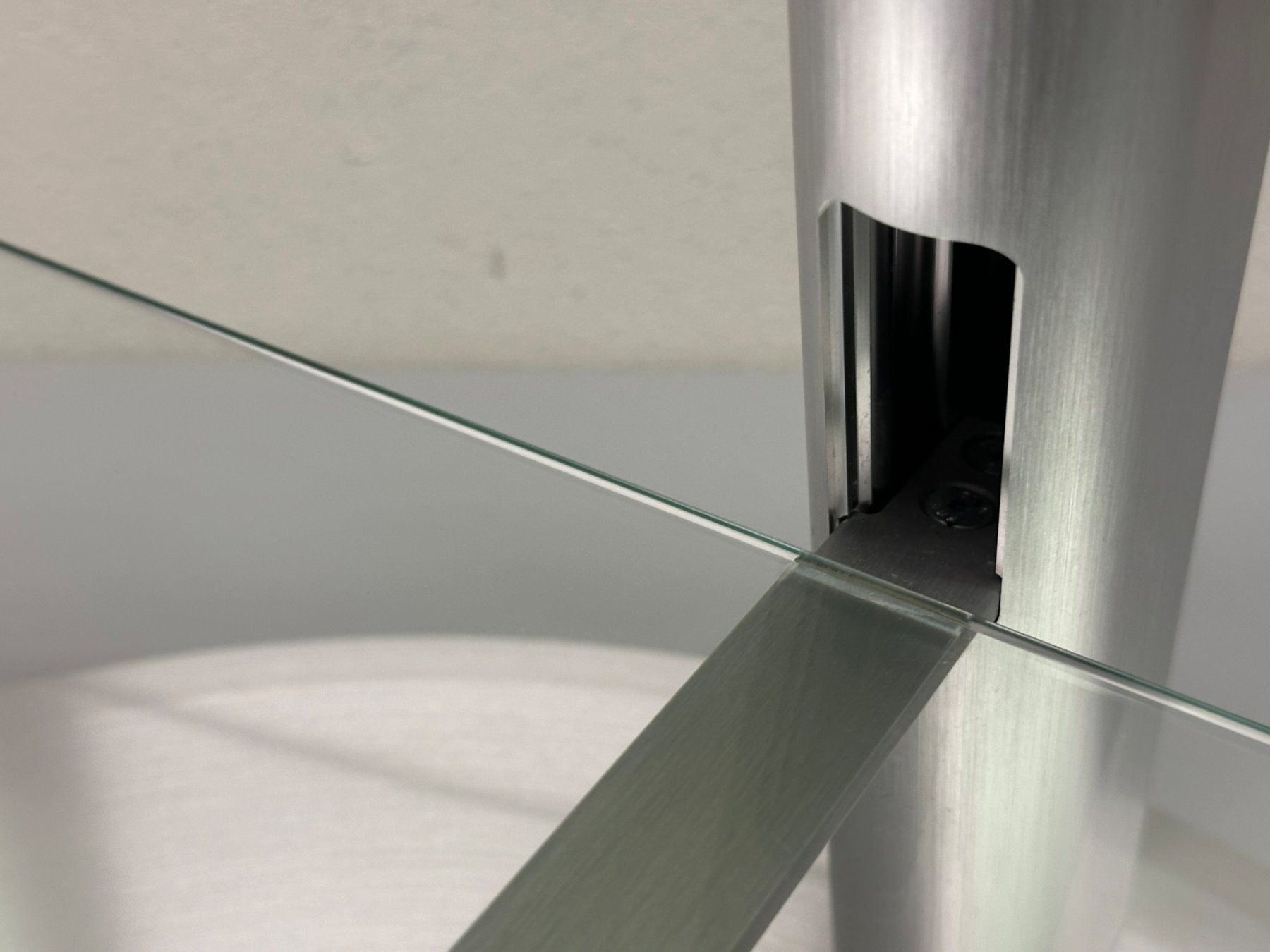 Supporti a parete: Loewe Floor Stand Connect-ID 32-46" – Usato da Hochdorf venduto da av-electronics 4