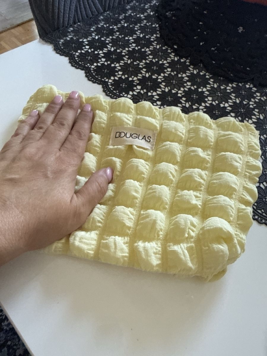 Kosmetikkoffer: Douglas trousse jaune neuve  – Neu und originalverpackt aus Lausanne von Tounitz 1