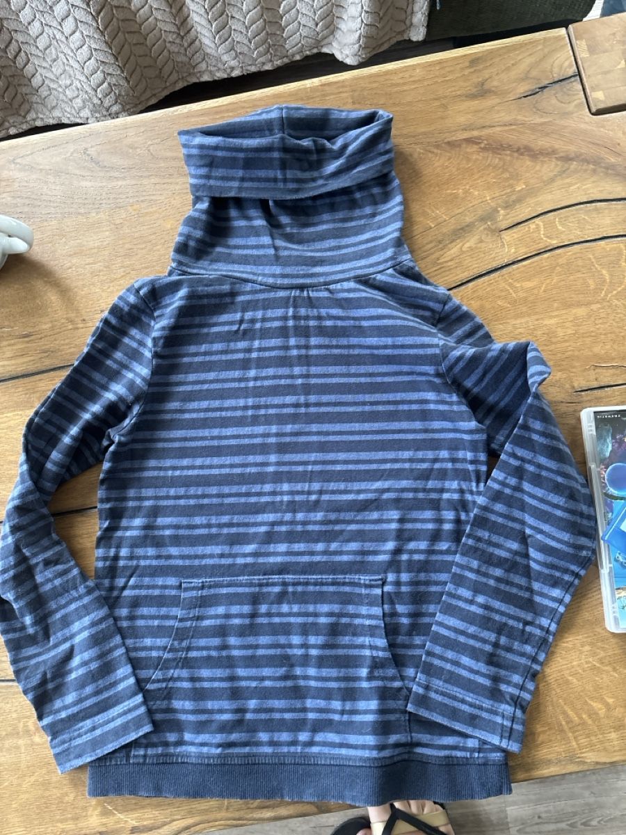 Maglioni & Felpe: KIABI Gestreiftes Rollkragenshirt Gr.134 – Usato da Leuzigen venduto da Fjleu