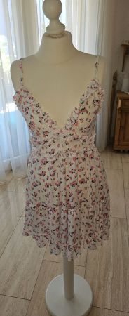 Minikleid mit Rüschen und tiefem Ausschnitt von CIPO&BAXX