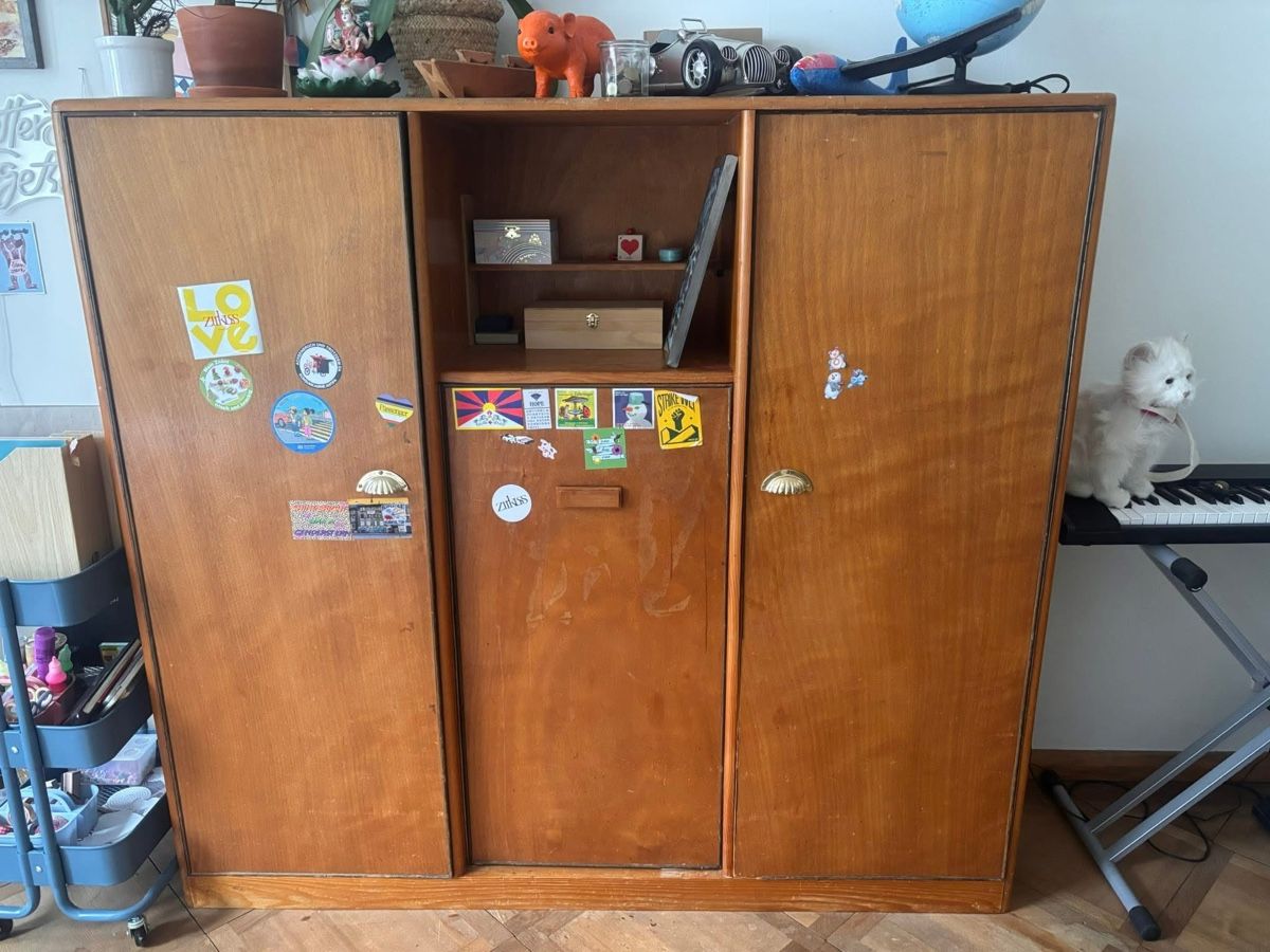 Armadi: Massiver Holzschrank, Mid Century – Usato da Zürich venduto da NuriaSophie