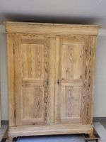 Antiker Schrank/Bauernschrank aus massivem Fichtenholz 