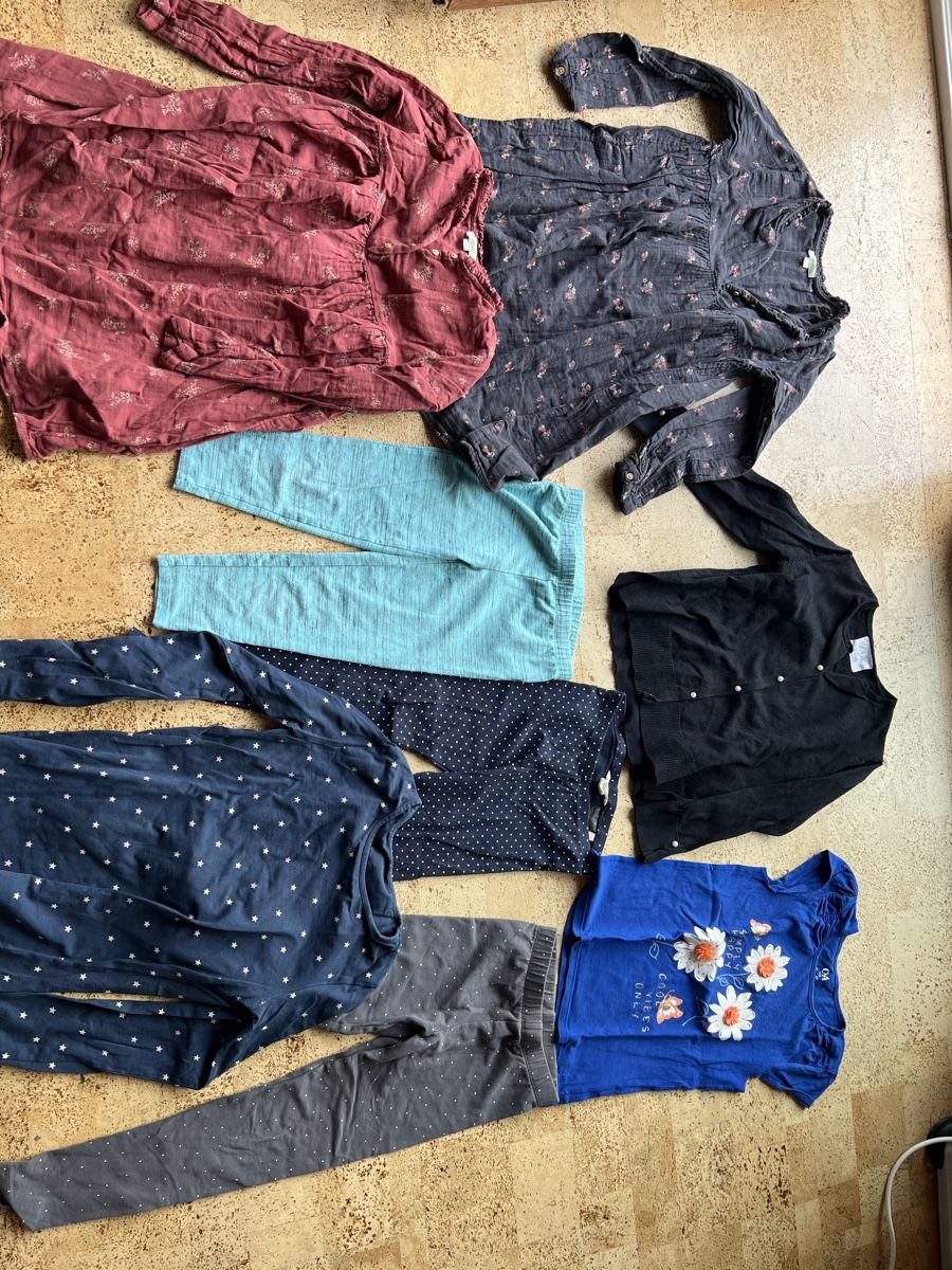 Lotti & Set di vestiti: Schönes Mädchenkleiderpaket Größe 134 – Usato da Schmitten FR venduto da mar_jk2r