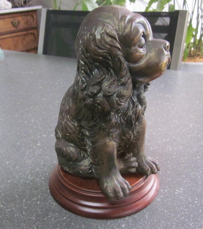 Statuette: Broncefarbiger Cocker Spaniel auf Holzsockel, Höhe 18 cm – Usato da Bischofszell venduto da raika 2
