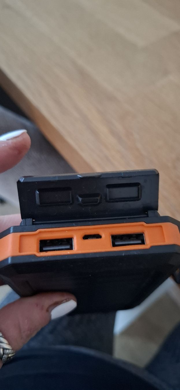 Ladegeräte: Solar Powerbank – Gebraucht aus Suhr von Design_by_Debi 1