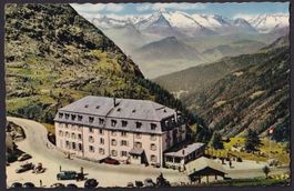 Simplon Kulm Hôtel Bellevue mit alten Autos