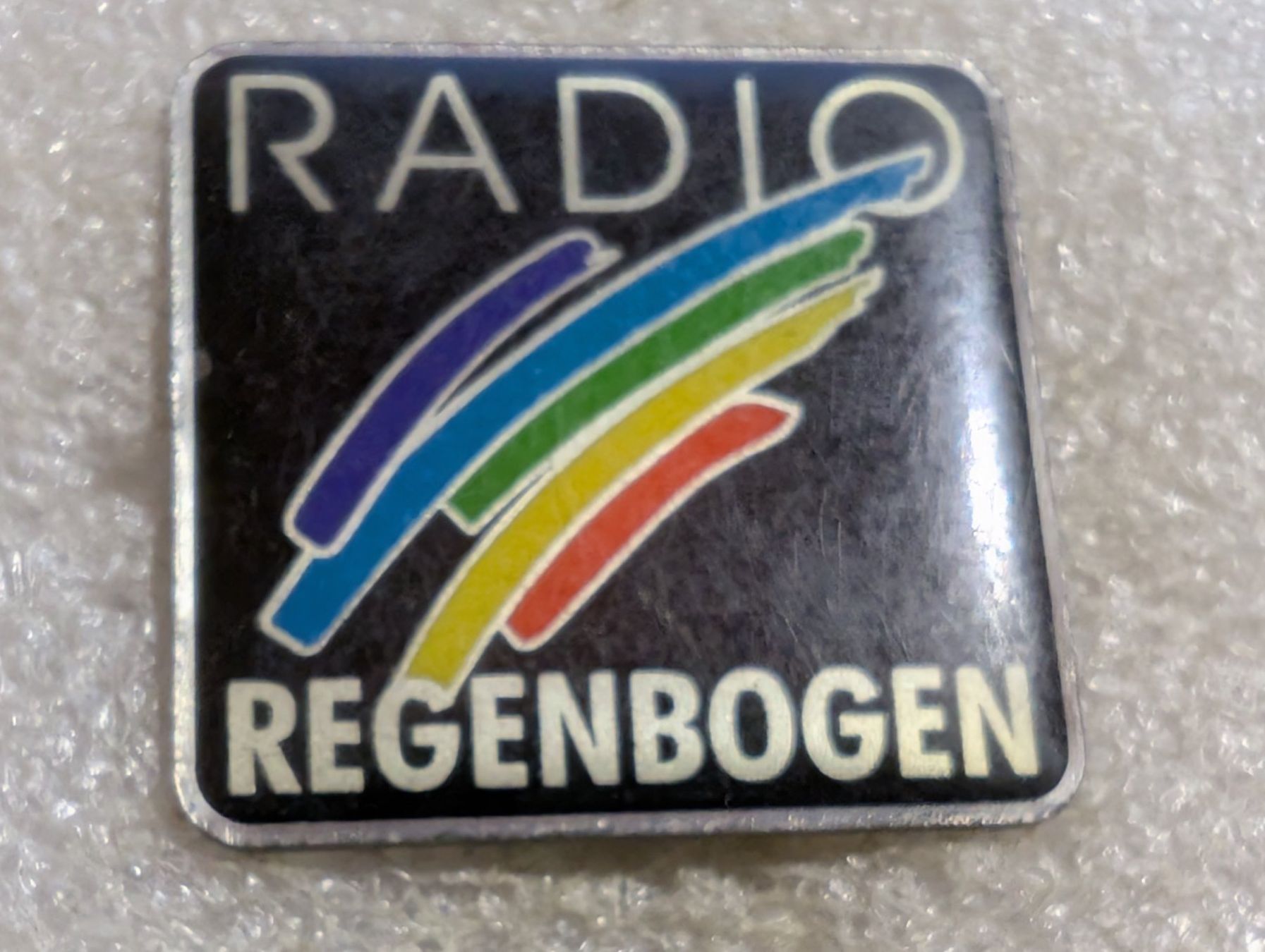 Placchette & Badge: Ansteckpin 185: Radio Regenbogen – Usato da Oppligen venduto da Pin-Fall-Shop