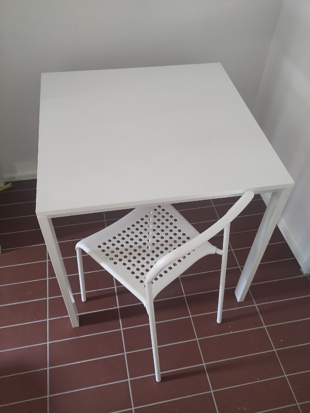 Ikea Bureaux: Tisch und Stuhl – D'occasion à Winterthur par sar_lj2x 1