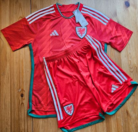 Komplett Dress Wales adidas NEU Gr. 164 Fussball Tenue
