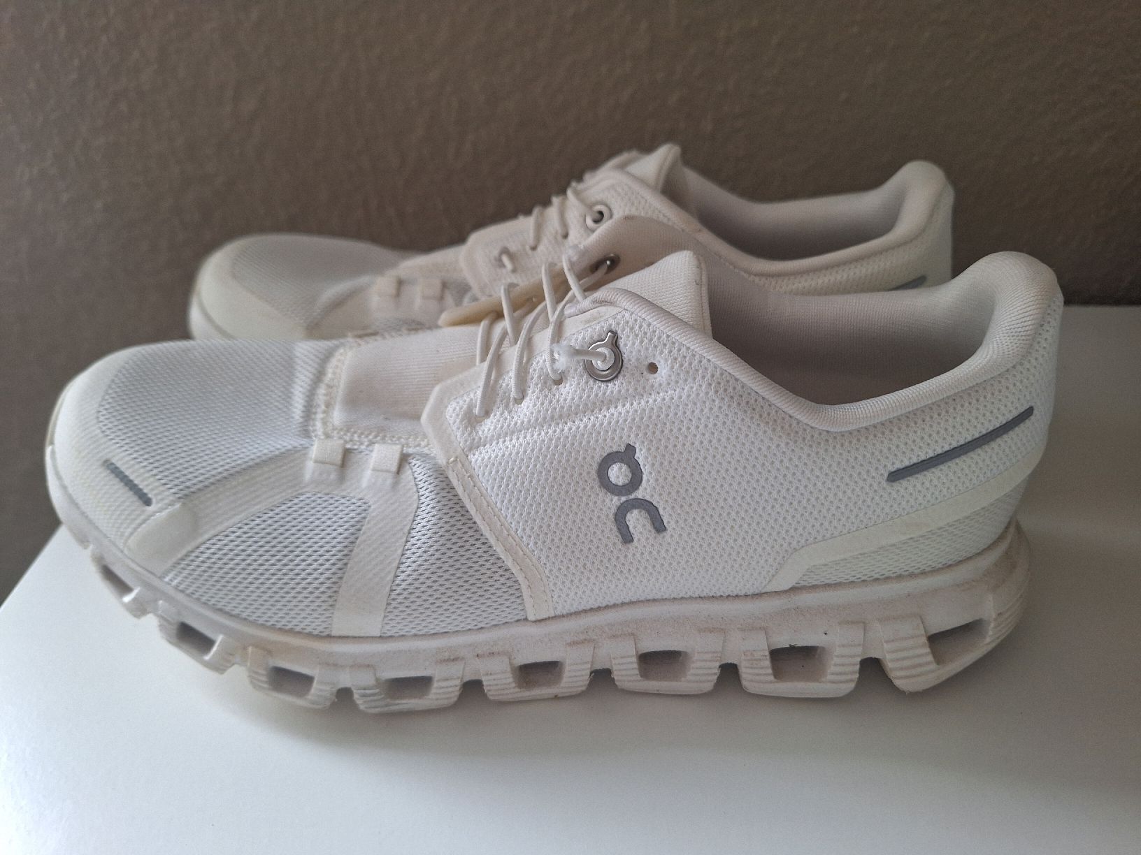 On Scarpe da donna: On Schuhe Cloud weiss 40.5 - 3x getragen – Nuovo (secondo la descrizione) da Weisslingen venduto da Soma22 1