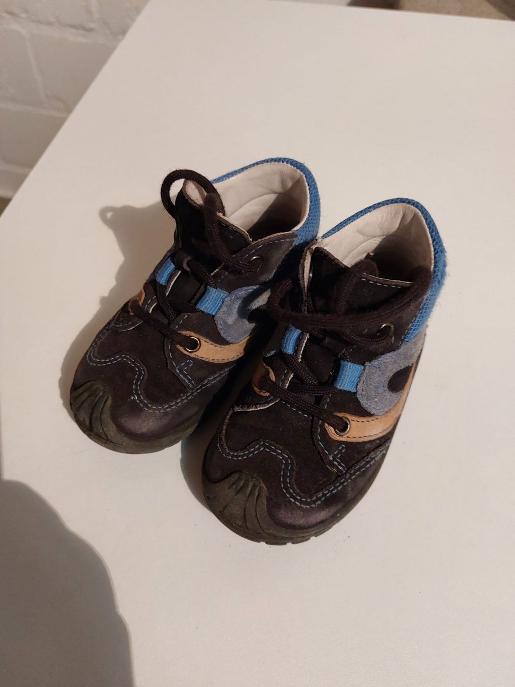Scarpe per ragazzi: Kinderschuhe Grösse 20 Halbschuhe – Usato da Pfaffnau venduto da hei_9l9h