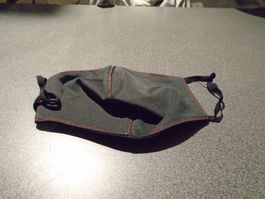 Gesichtsmaske, schwarz, rote Nähte